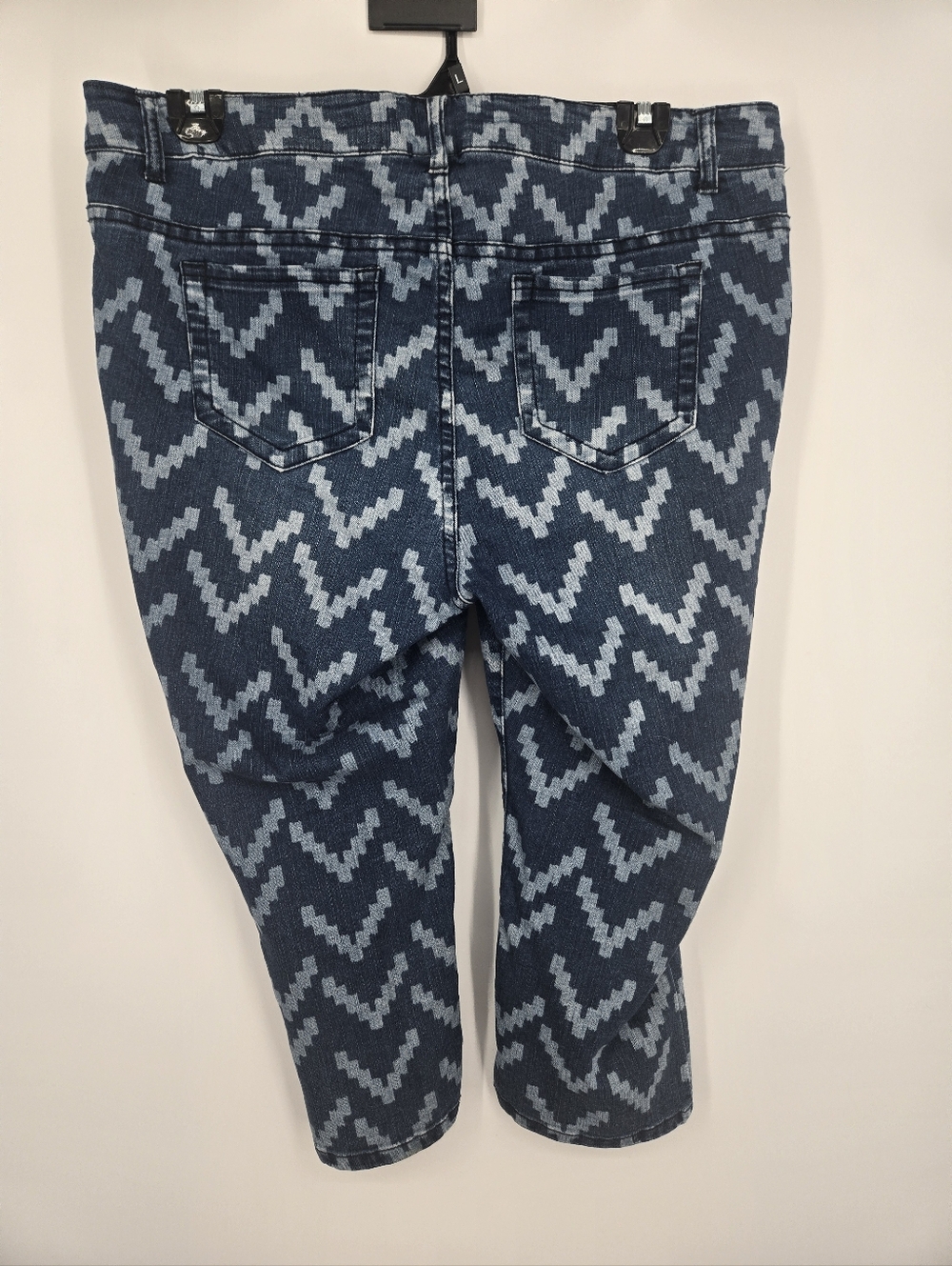 Torrid Denim Medium Wash Chevron Print Cropped Jeans Size 16 (6761) - Picture 2 of 6